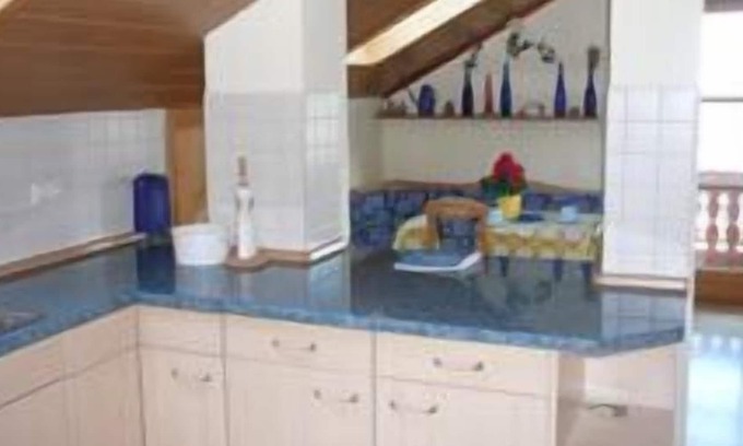 Teisendorf Apartment | Ferienwohnung Dachgeschoss, für 4 Personen (60m²) 2 Schlafzimmer, Wohnküche, Wohnzimmer, Dusche/WC, Balkon, Waschmaschine