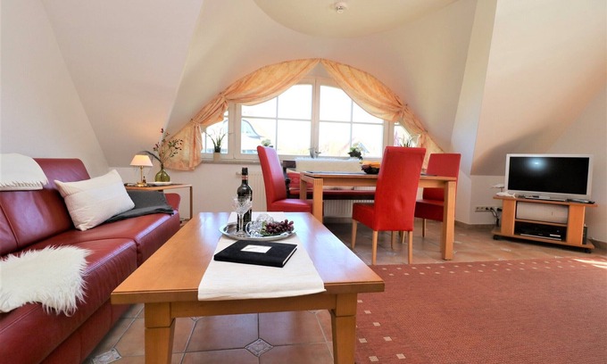 Ostseebad Wustrow Apartment | Ferienwohnung Unter Reet mit Balkon und Ostseeblick