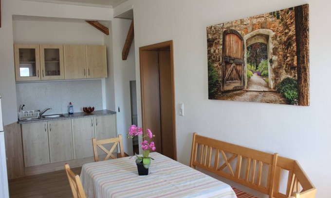Teisendorf Apartment | Ferienwohnung DG, 60m², 2 separate Schlafzimmer 2-5 Pers., Du/WC + Badewanne, Ostbalkon