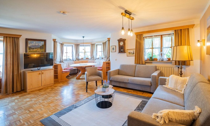 Eggstatt Apartment | Ferienwohnung Hartsee, 80qm, 1 Schlafzimmer, Erker, Balkon