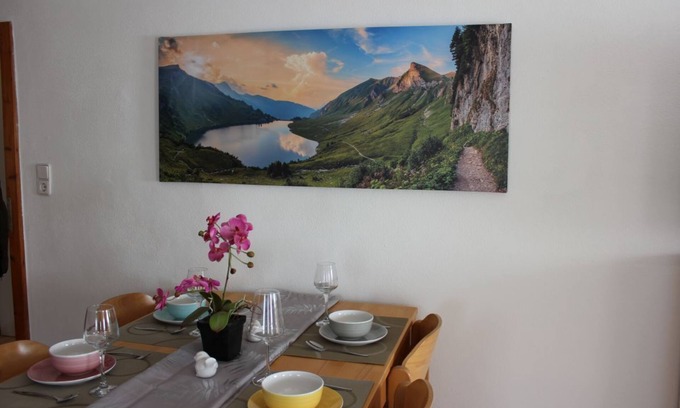 Teisendorf Apartment | Ferienwohnung I.OG, 50m², 2-4 Pers., Du/WC, Ostbalkon