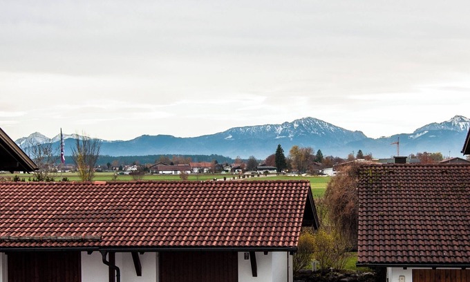 Chieming Apartment | Ferienwohnung im 1.Stock mit überdachter Terrasse und See- und Bergblick