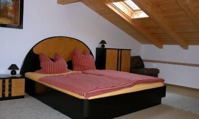 Teisendorf Apartment | Ferienwohnung im Bauernhof, 2 Schlafzimmer, Wohnküche, Dusche/wc, Balkon