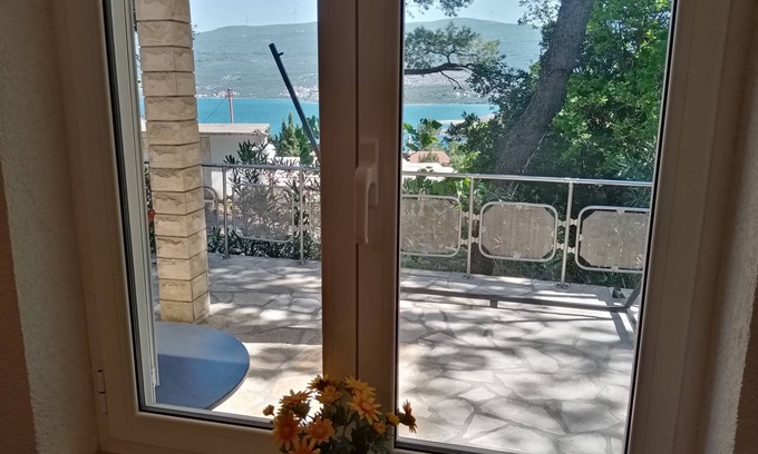 Donji Karin Apartment | Ferienwohnung in Gemütlichem Haus 150m zum Meer und mit Meerblick