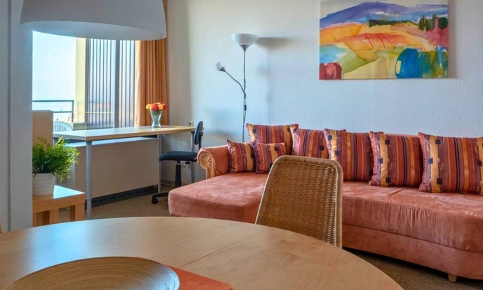 Wendtorfer Strand Apartment | Ferienwohnung Leuchtfeuer, Haus Optimist, App. 5308 2-zimmer-wohnung Über 30 m² bis zu 2 Personen im 2. OG mit Meerblick: Wohnzimmer mit Gemütlicher Sitzgruppe und TV, Schlafzimmer mit Einzelbetten , Küche mit Anschließendem Essplatz, Klei