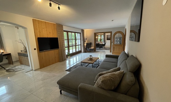 Bad Reichenhall Apartment | Ferienwohnung Nonn mit Traumhaften Bergblick, 140 qm mit 2 Schlafzimmern