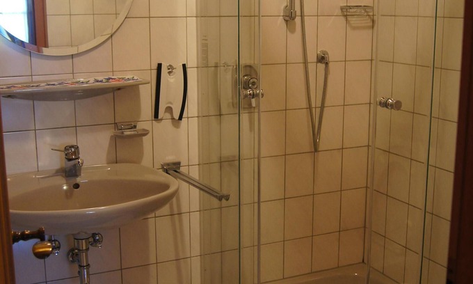 Ruhpolding Apartment | Ferienwohnung Nr. 1,35qm, Balkon, Küche, 1 Schlafzimmer, 1 Wohnzimmer, 2 Personen
