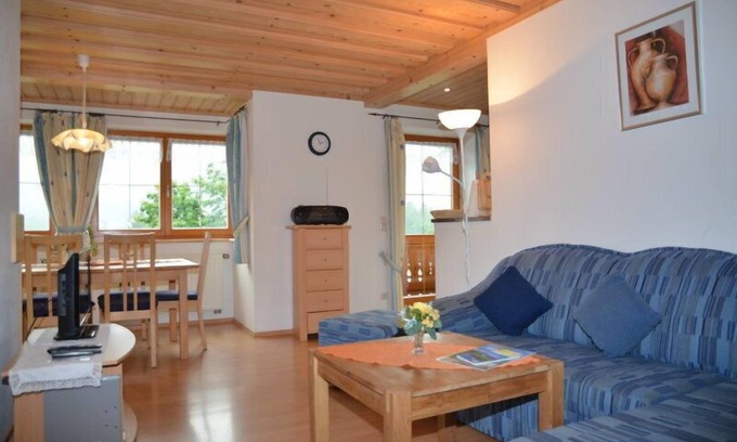 Bischofswiesen Apartment | Ferienwohnung Nr. 1 für 2-4 Personen, ca. 90 m², 2 Schlafzimmer, Wohnraum mit Kochnische, Balkon