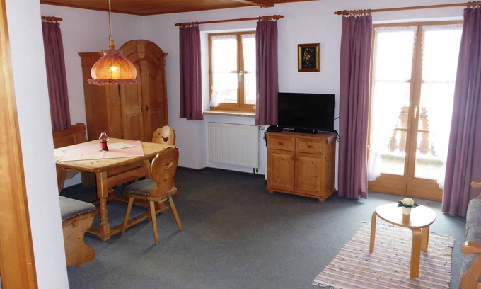 Bischofswiesen Apartment | Ferienwohnung Nr. 17 für 2 - 3 Pers., ca. 50 m², 1 Schlafzimmer, Wohnraum mit Kochnische, Balkon