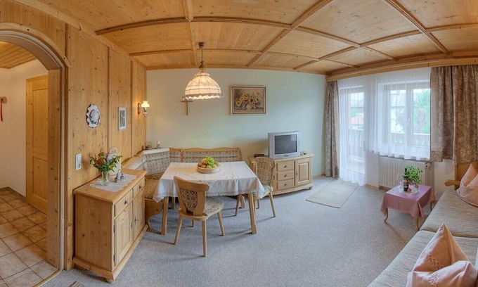 Bad Feilnbach Apartment | Ferienwohnung Rosenblüte 1. Etage, 55 qm, 1 Sep. Schlafzimmer, Balkon