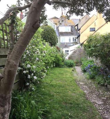 Lyme Regis House | Fermaine, 50m from sea, garden, dogs, town centre