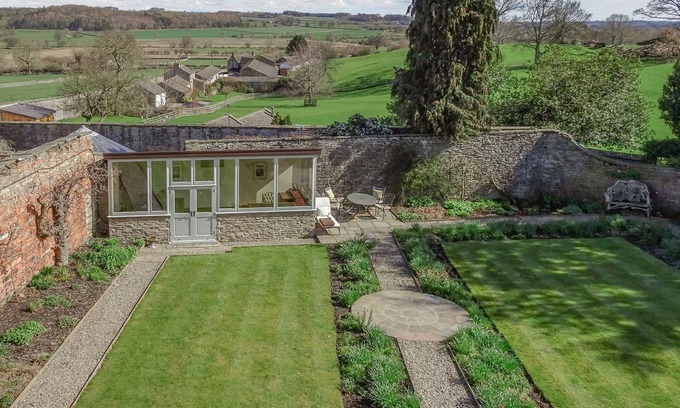 Middleham Cottage | FERNDALE HOUSE, family friendly, with a garden in Middleham