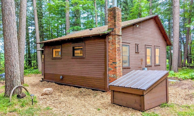 Rhinelander Cabin | Fernwood Cabin | Riverside Retreat | Firepit, Kayaks, Dog-Friendly