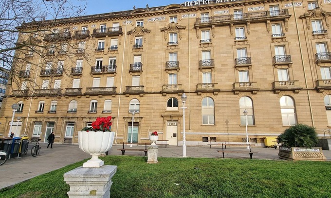 Gros Apartment | Festivalsuite: Luxury and Comfort in San Sebastian