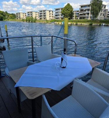 Wessendorf Boat Rental | Festliegende Wohnboote Marina Niederhavel