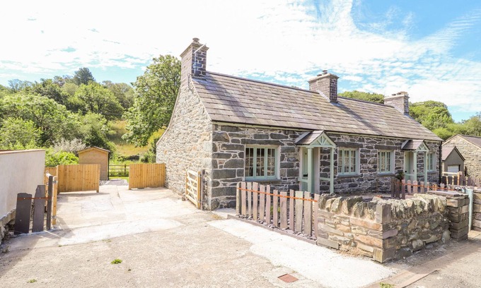 Bangor Cottage | FFRWDD GALED UCHAF, family friendly, with open fire in Tregarth