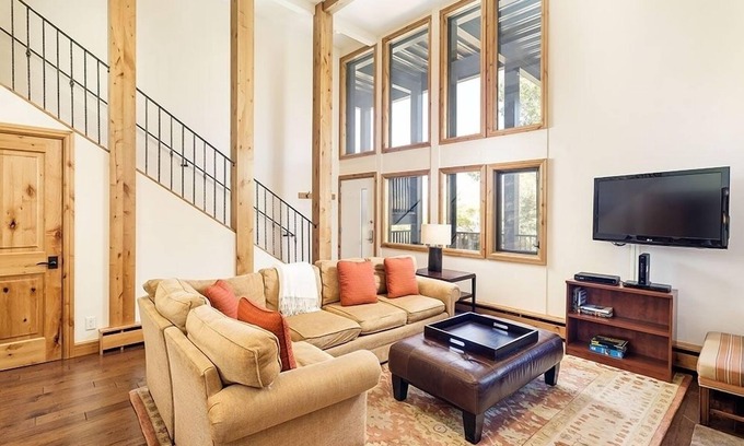 Aspen Condo | Fifth Avenue Unit 202 | 2 Bedroom + Loft Condo, Huge Windows & Views. 2 Blocks to Skiing!