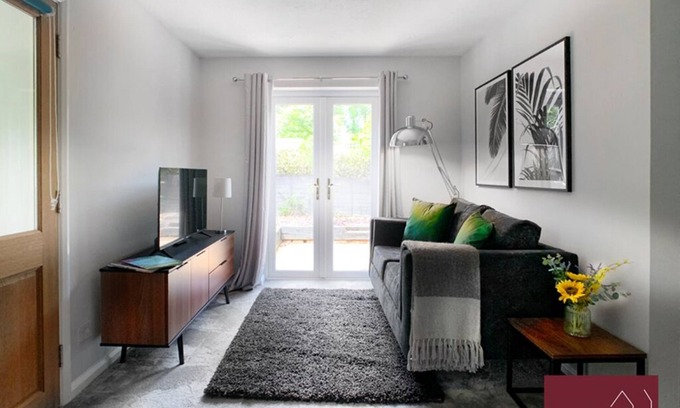 Wokingham Apartment | Finchampstead - 1 Bedroom House - With Garden