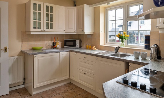 Tudweiliog House | Finest Retreats | Glyndwr