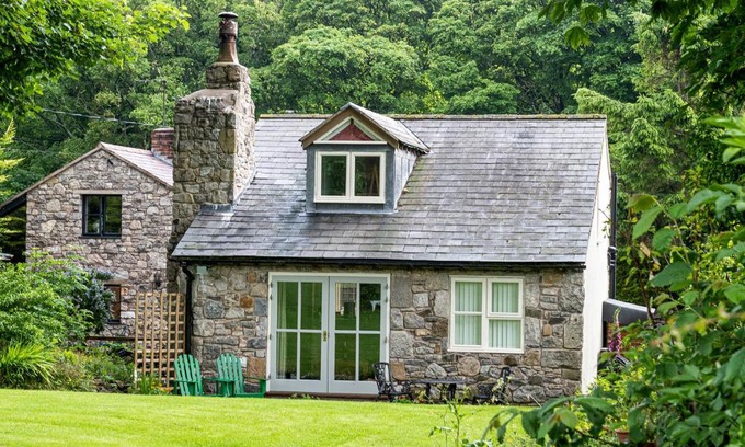 Pantymwyn House | Finest Retreats - The Cottage - Luxury 1 Bed Cottage