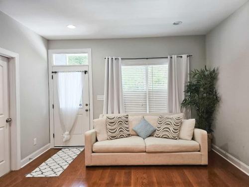 Chapel Hill House | Fire Pit - 4 Min from UNC - 7 Min from Carrboro - Fast Wi-Fi