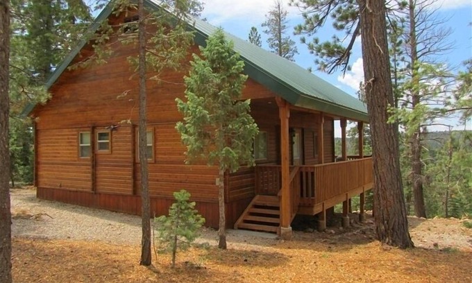 Meadow View Heights Cabin | Fire pit! Cedar Haven Cabin - Between Bryce and Zion