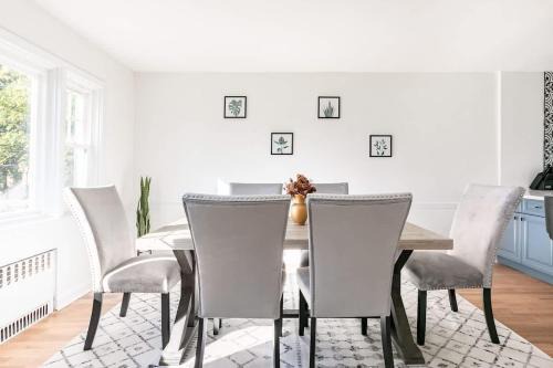 New Rochelle House | Fire pit ~ Game Room ~ near NYC ~ Modern Luxury