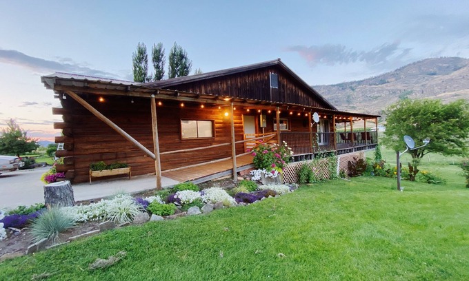 Oroville House | Fire Pit Views AC Games BBQ Pet Friendly – 10 Mins to Lake