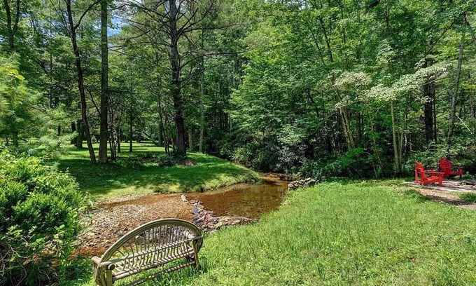 Highlands Cottage | FireFly Creek 2.9 Miles to Highlands