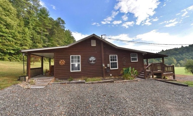 Unaka Cabin | Firefly Retreat~3-bedroom cabin in fabulous Murphy with AC, WiFi.