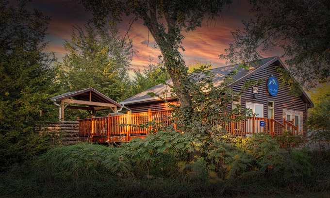 Ashland Cabin | Fireside Cabin w/Hot Tub. 2 Bedrooms w/3 Queen Beds. Spacious and Pet Friendly!