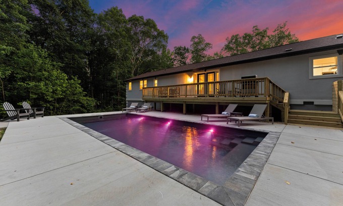 Mooresville House | Fireside Fun by AvantStay | Sleeps 18 | Waterfront + Pool