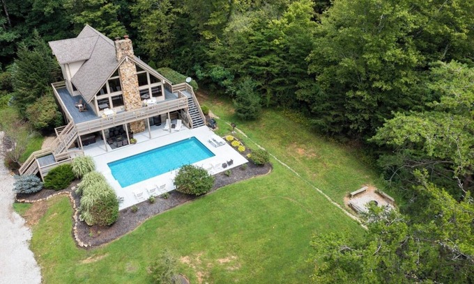 Logan Cabin | Fireside Lodge - Hosted by The Chalets