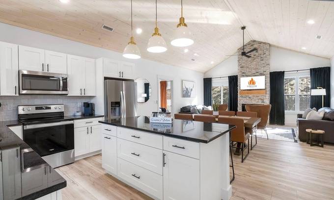 Branson Cabin | Fireside Retreat 🌲 Fire Pit 🔥 Hot Tub 💦 Lake Taneycomo Access