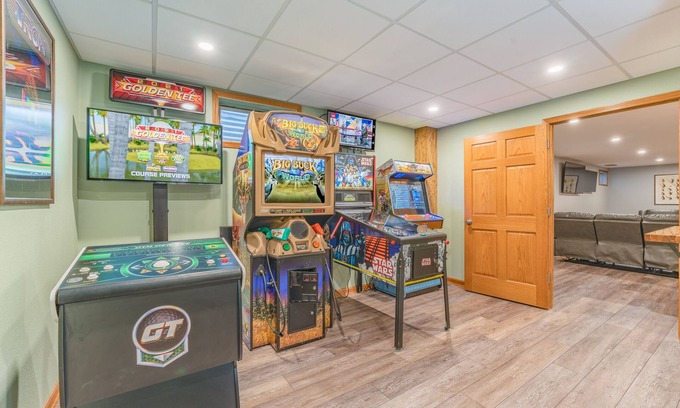 Wisconsin Dells House | First Class Arcade/NEWELY REMODELED/FIREPIT