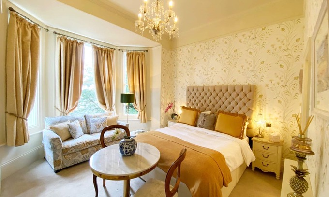 Torquay Apartment | First Floor Studio Apartment in charming historic building overlooking gardens.