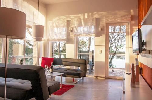 Muritz Apartment | Fischadler - Ferienwohnung mit Terrasse, Kamin, Bootsverleih & Seezugang