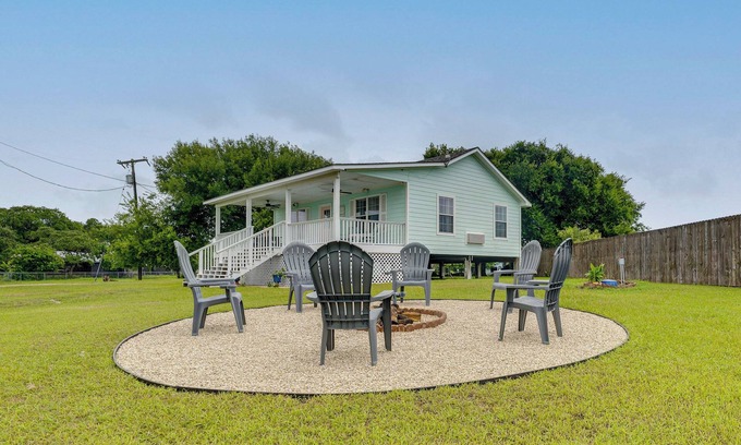 Long Mott House | Fish & Boat: Home w/Spacious Yard in Seadrift