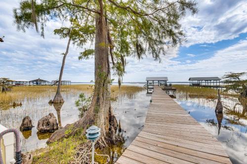 Lake Waccamaw House | Fish, Swim and Grill Lakefront Carolina Home!