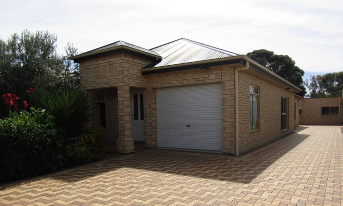 Melville House | Fishalot - Unique property, 3 kitchens. Winter off peak specials