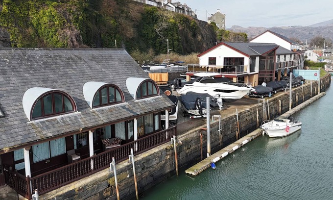Porthmadog Cottage | FISHERMAN COVE, family friendly, with a garden in Porthmadog