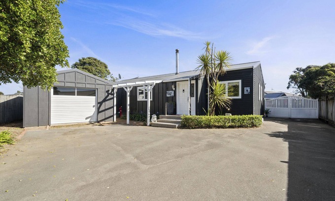 Waikanae House | Fisherman’s Cottage - Waikanae Beach