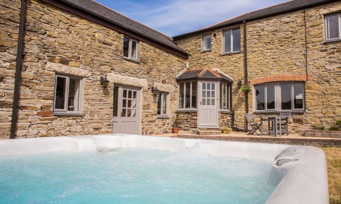 Truro Cottage | FIVE ELEMENTS FARMHOUSE, pet friendly, with hot tub in St Agnes