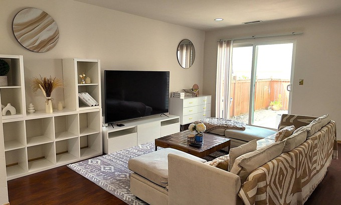 Renton House | Five Star Spacious 5-bedroom house in beautiful Renton with WiFi, AC