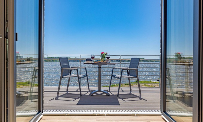 Schleswig Apartment | Fjord berth 7 - underfloor heating, shower, balcony, garden furniture, desk
