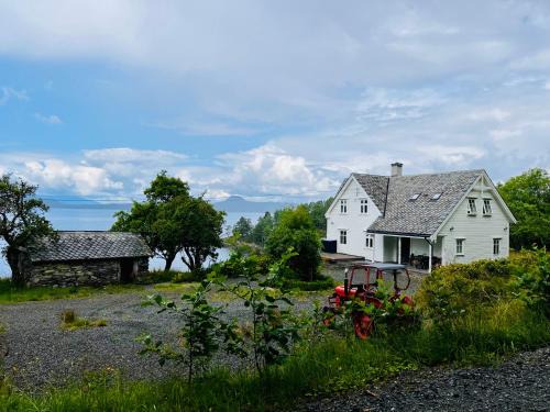 Etne House | Fjord house with a private bay, boats and sauna!