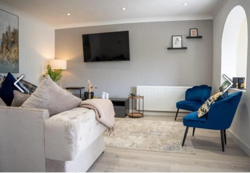 Great Linford House | Flamingo Short Lets 4 Bed 4 Bath House Neath Hill