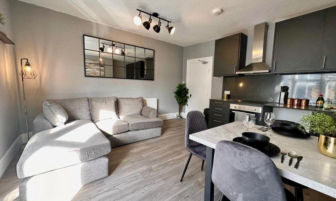 Brighton City Centre Apartment | FLASH SALE Brighton train station 3 Bedroom Flat BN180ALON