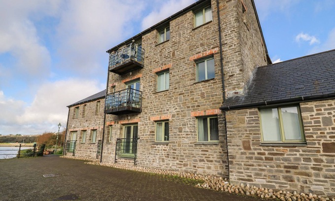 Pembroke Cottage | FLAT 2, country holiday cottage, with a garden in Pembroke