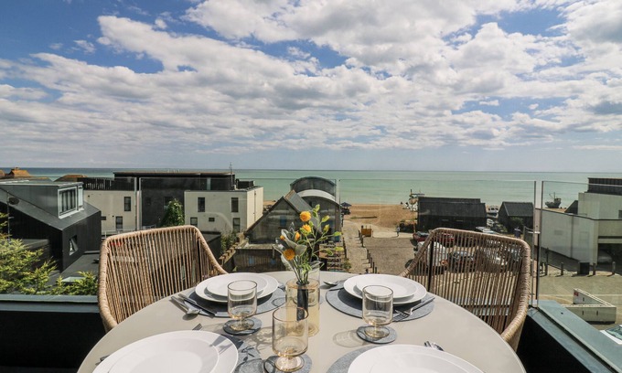 Hythe Cottage | FLAT 4 - PENTHOUSE, family friendly, country holiday cottage in Hythe